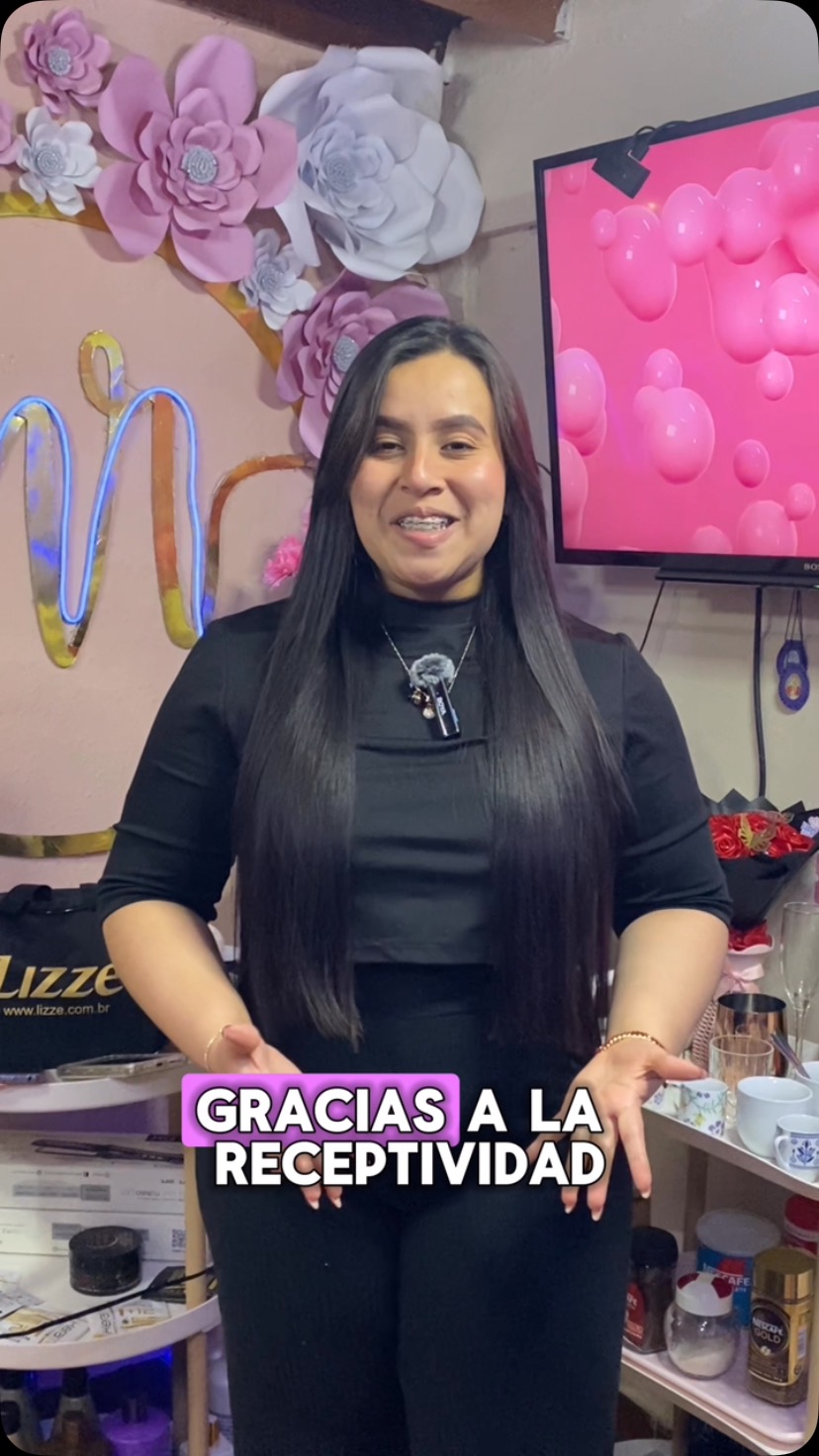 Rincón del salón con flores de papel rosa, luces de neón y pantalla en fucsia