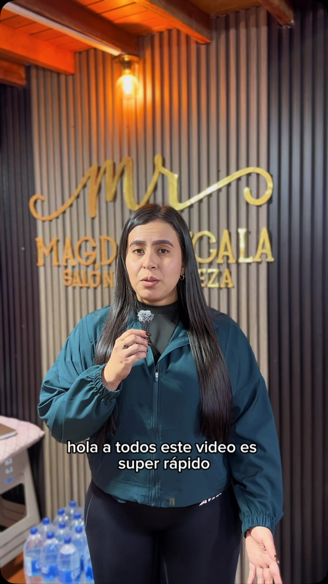 Letrero dorado de Magda Rizcala Salón de Belleza sobre tablilla de madera oscura, iluminado con luz ámbar